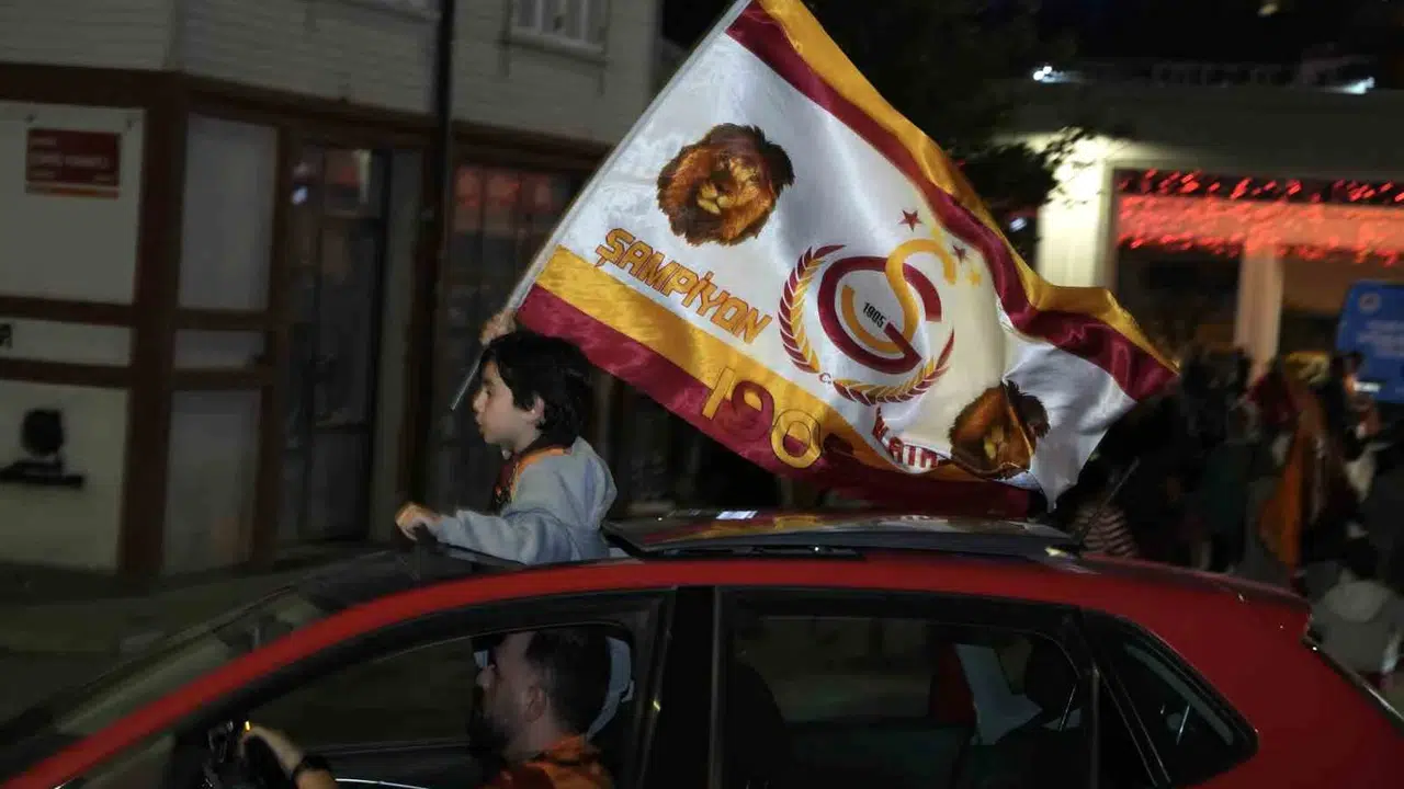 Sarı-kırmızılılarda zafer gecesi: İstanbul şampiyonluk ateşini yaktı