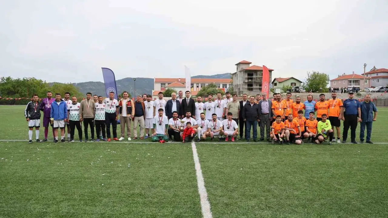 Çameli'nde kupa sahibini buldu: Sahada dostluk kazandı