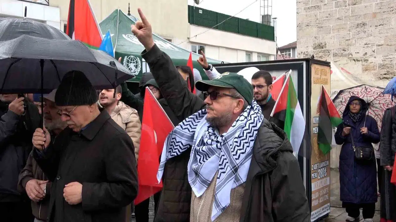 Bolu'da vicdan nöbeti: Küresel Sumud Filosu'na yapılan saldırı tek sesle lanetlendi