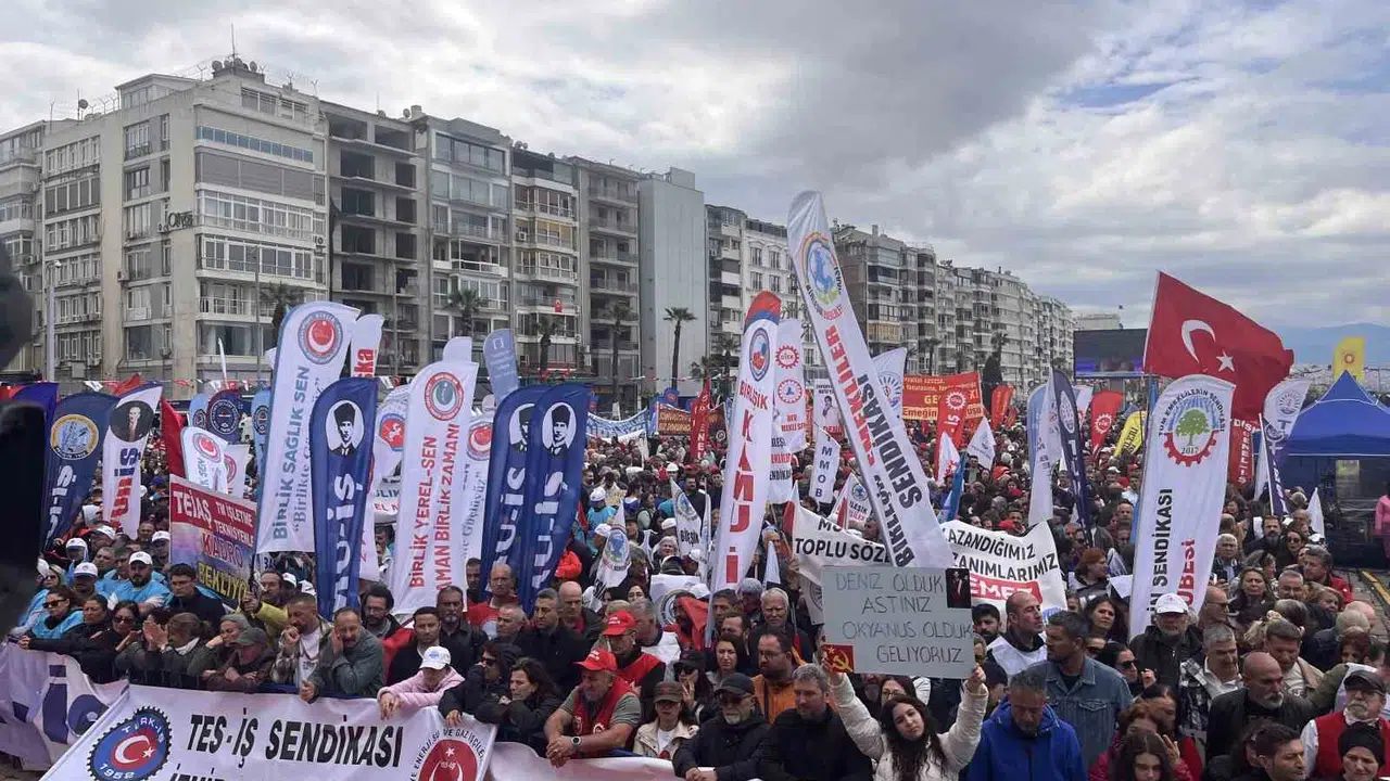 İzmir’de 1 Mayıs rüzgarı: Gündoğdu Meydanı’nda on binler tek yürek oldu