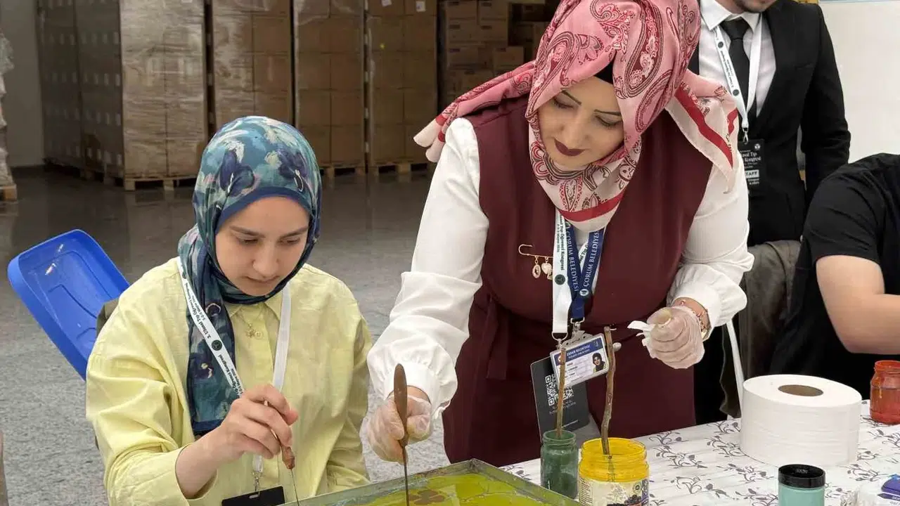 Beyaz önlüklerin arasında sanat rüzgarı: Geleceğin doktorları atölyelerde stres attı