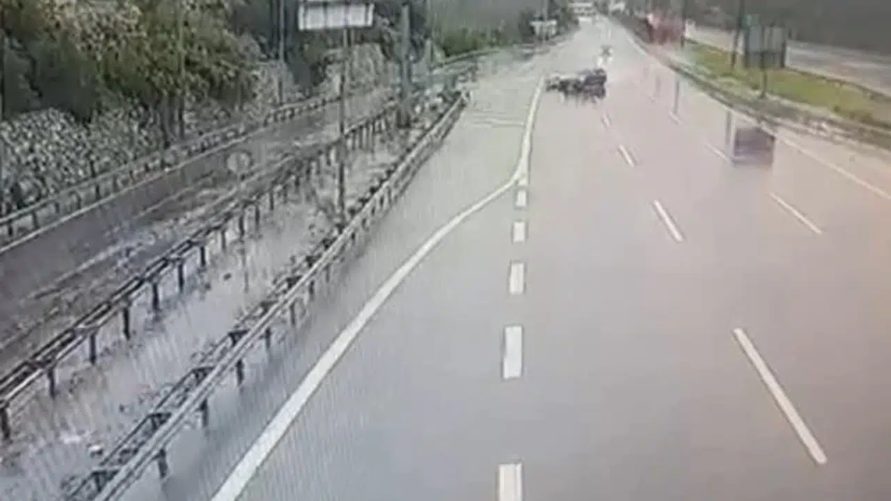 Tarsus'ta dehşet anları: Kontrolden çıkan otomobil ortalığı savaş alanına çevirdi