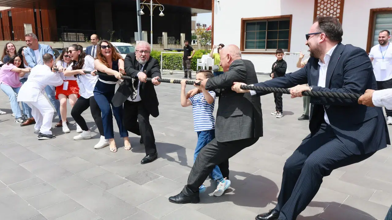Yunusemre’de 19 Mayıs coşkusu: Meydanlar gençlerin enerjisiyle doldu taştı