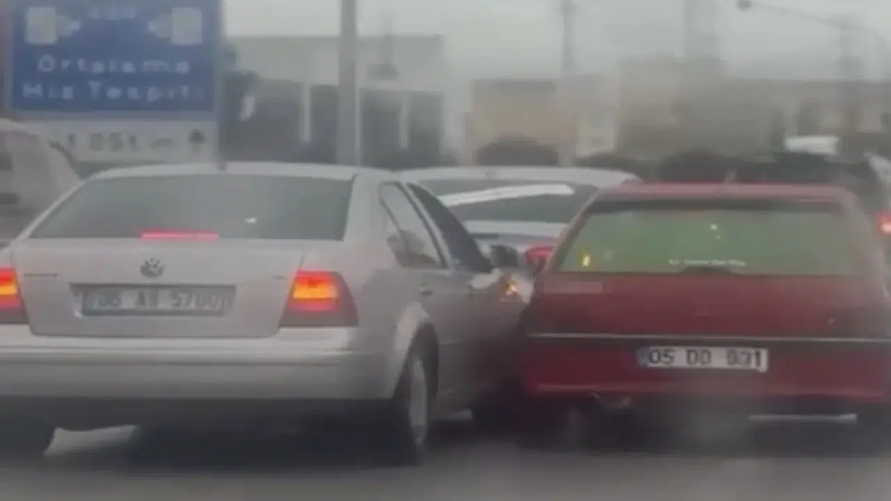 Düğün konvoyunda magandalık: Trafiği birbirine kattılar, kazaya davetiye çıkardılar