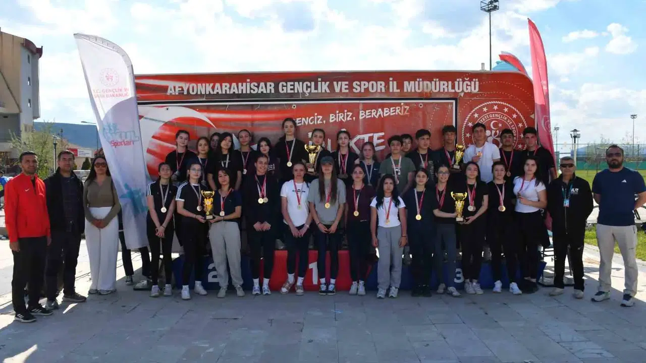Pedal çeviren şampiyonlar kürsüde: Afyonkarahisar’da nefes kesen final