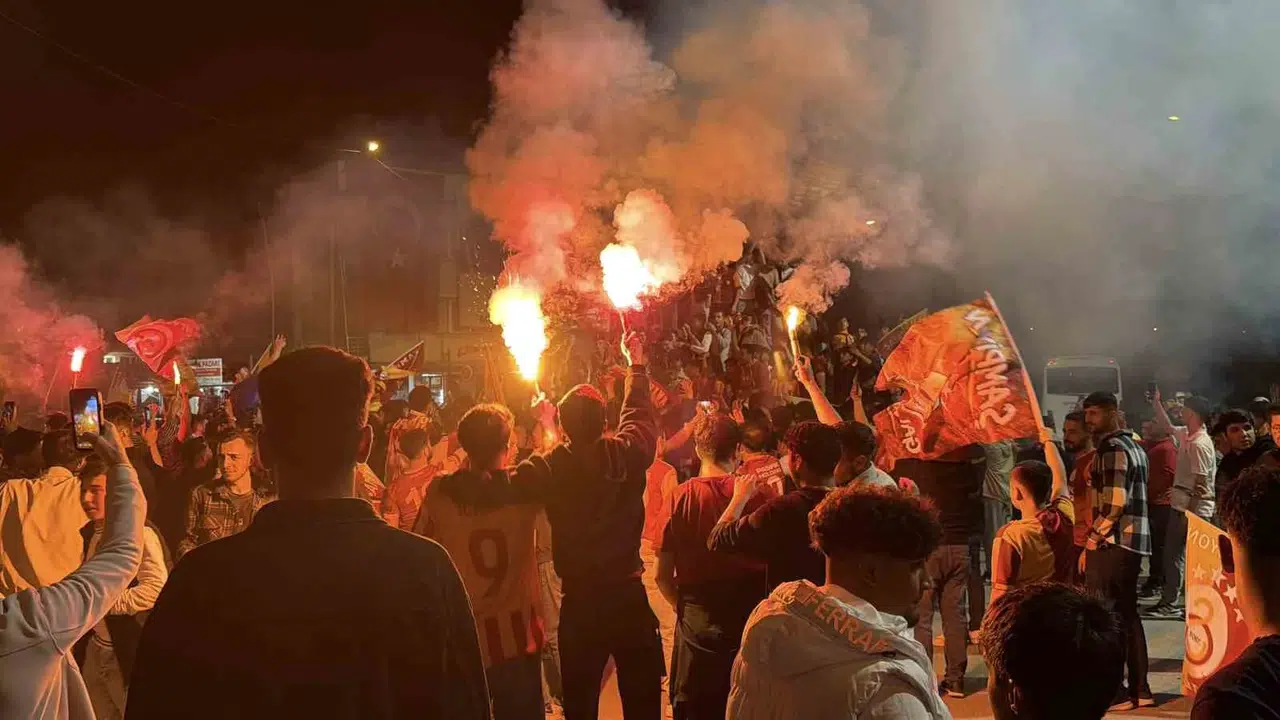 Adıyaman sokakları sarı-kırmızıya boyandı: Şampiyonluk coşkusu rakip taraftarı bile mest etti