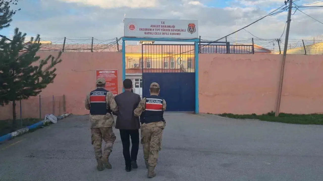 Erzurum’da narkotik operasyonu: Uzun süredir aranan firariler cezaevine gönderildi