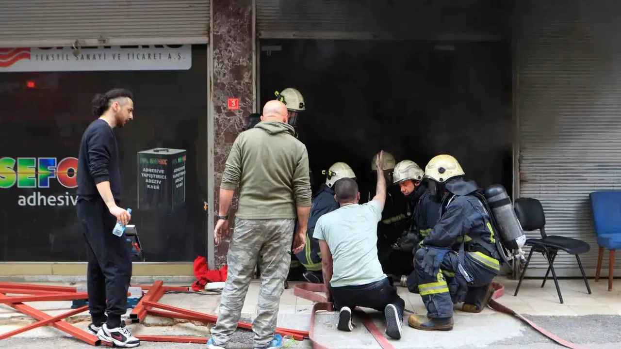Antalya'da korku dolu anlar: Sünger deposu alevlere teslim oldu