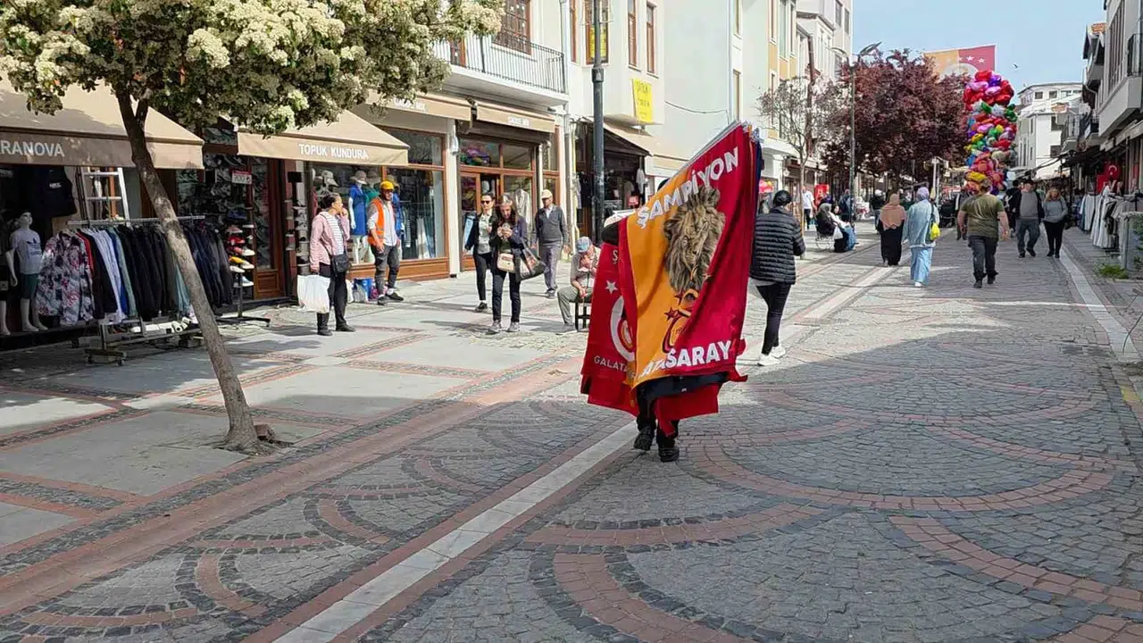 Şampiyonluk ateşi Edirne’ye sıçradı: Saraçlar Caddesi sarı-kırmızıya büründü
