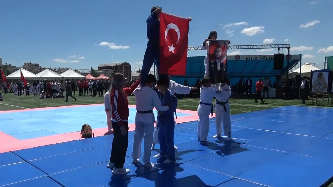 Kilis’te nefes kesen anlar: İnsan piramidinden yükselen şanlı bayrak