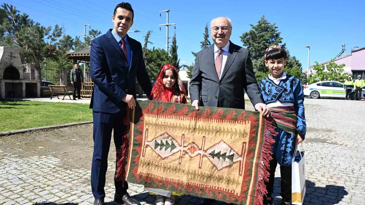 Baklan’da saha mesaisi: Vali Köşger’den öğrencilere sera müjdesi, muhtarlara çözüm sözü