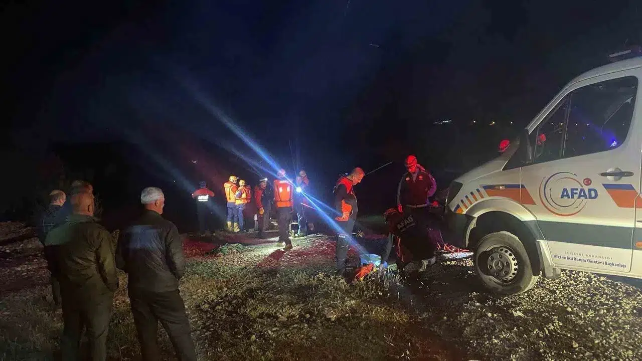 Baraj kapakları açılınca dere yatağında mahsur kaldılar: Saatler süren nefes kesen kurtarma operasyonu