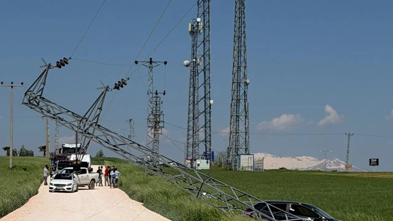 Adıyaman'da korkutan kaza: Direksiyon hakimiyetini kaybetti, tarladaki direği devirdi