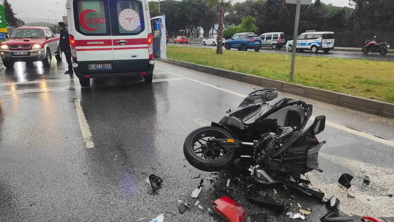 Kuşadası’nda yağmur kazayı getirdi: Kırmızı ışıkta bekleyen otomobile çarpan motosikletli ağır yaralandı