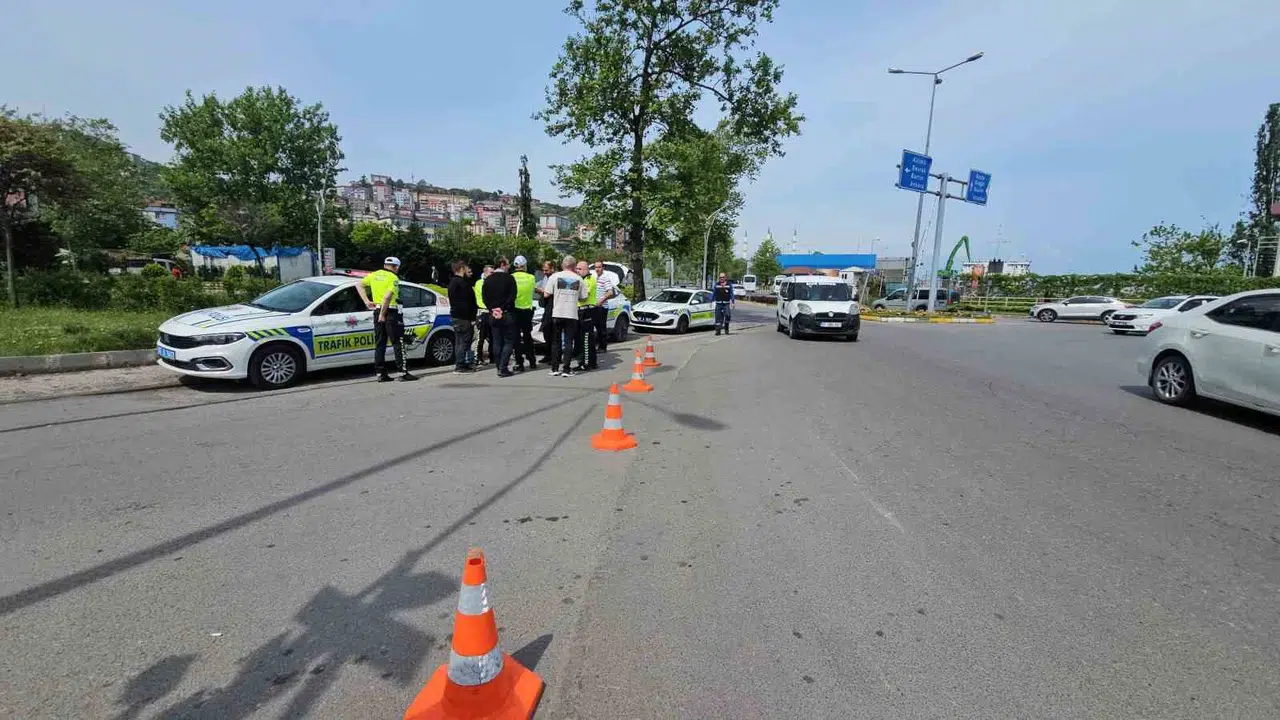 Zonguldak’ta korku dolu anlar: Yük treni görev başındaki polis aracını biçti