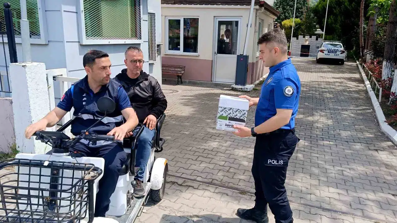 Karakolun bahçesinde yürek ısıtan anlar: Minik kırlangıca polis eli değdi
