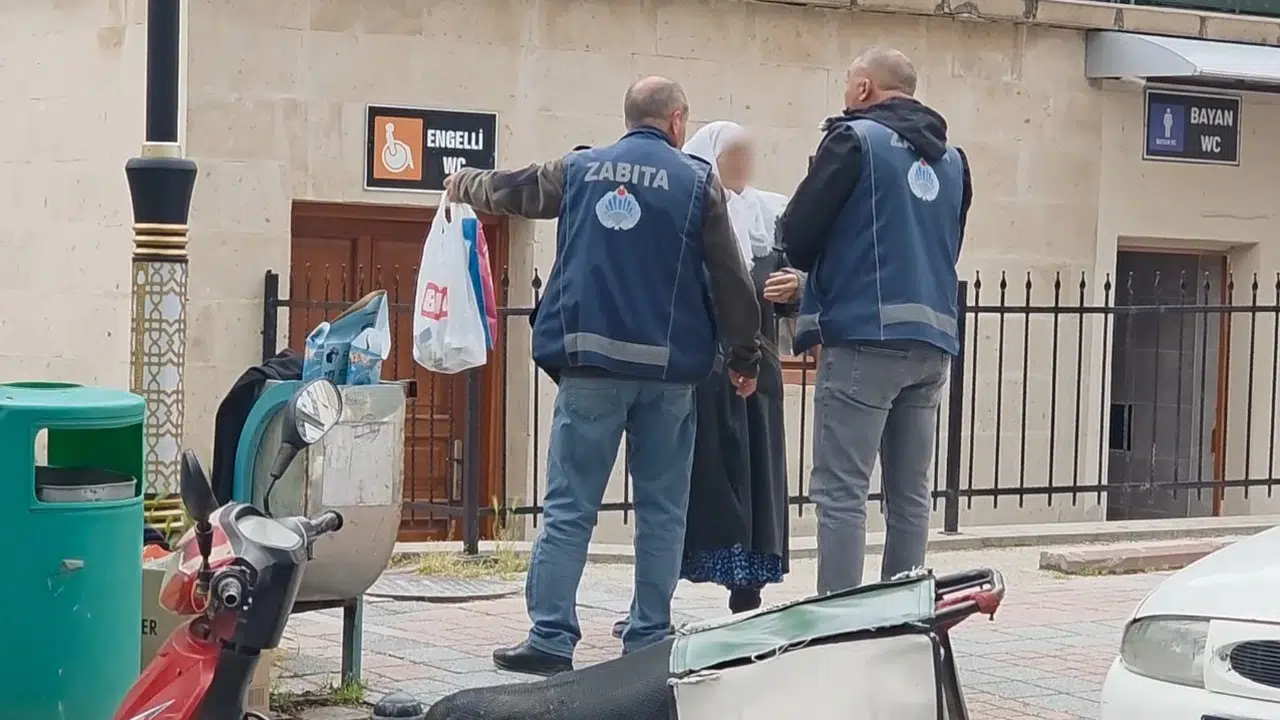 Kütahya'da cadde ortasında gergin anlar: Zabıta ekiplerine direnen dilenci kadına polis müdahalesi