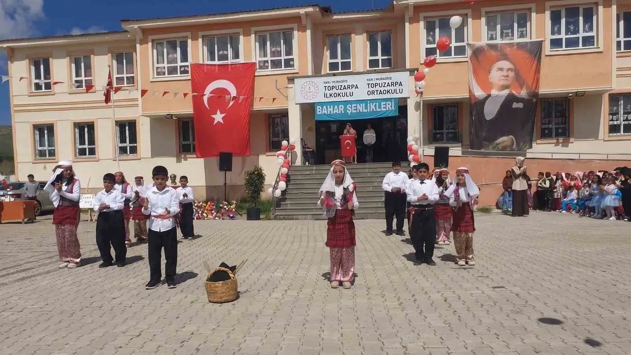 Muradiye’de okul bahçesi şenlik alanına döndü: Öğrenciler yeteneklerini sergiledi