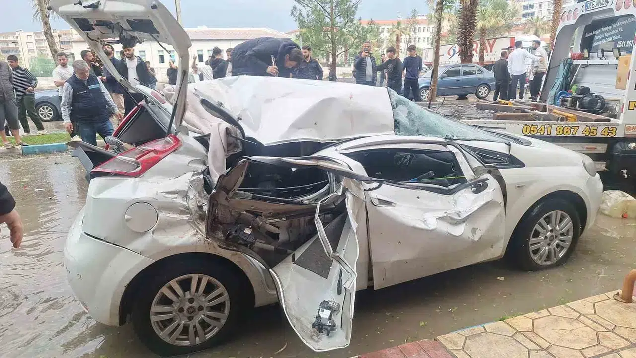 Şanlıurfa’da fırtına dehşeti: Güvenli sandığı otomobili mezarı oldu