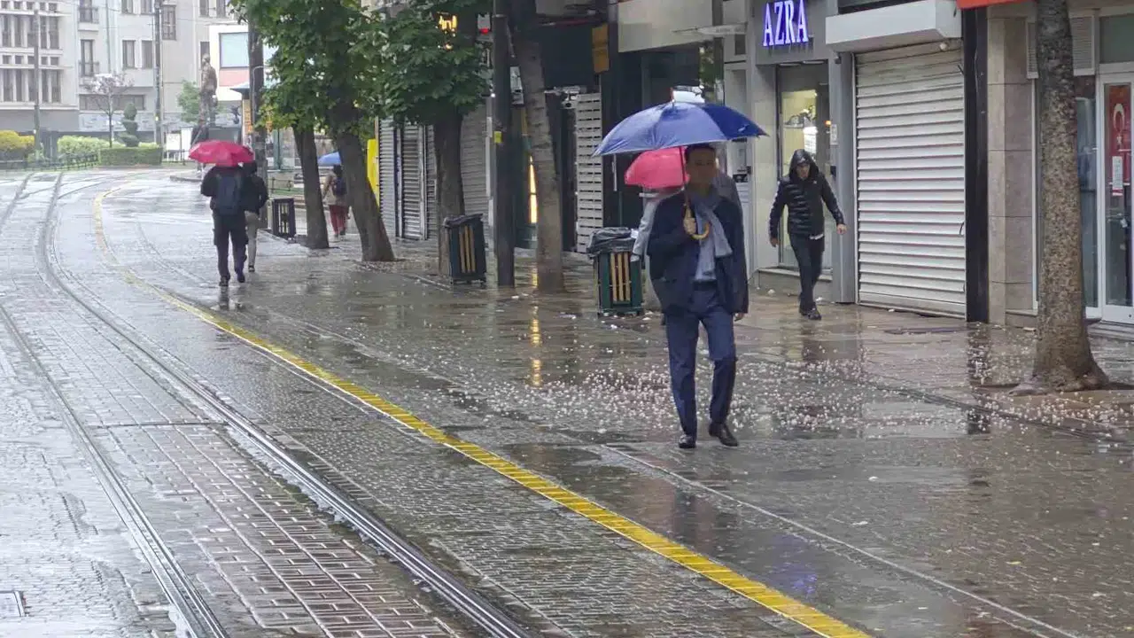 Eskişehir'de sabah telaşı yağmura denk geldi: Şemsiyesini kapan sokağa koştu