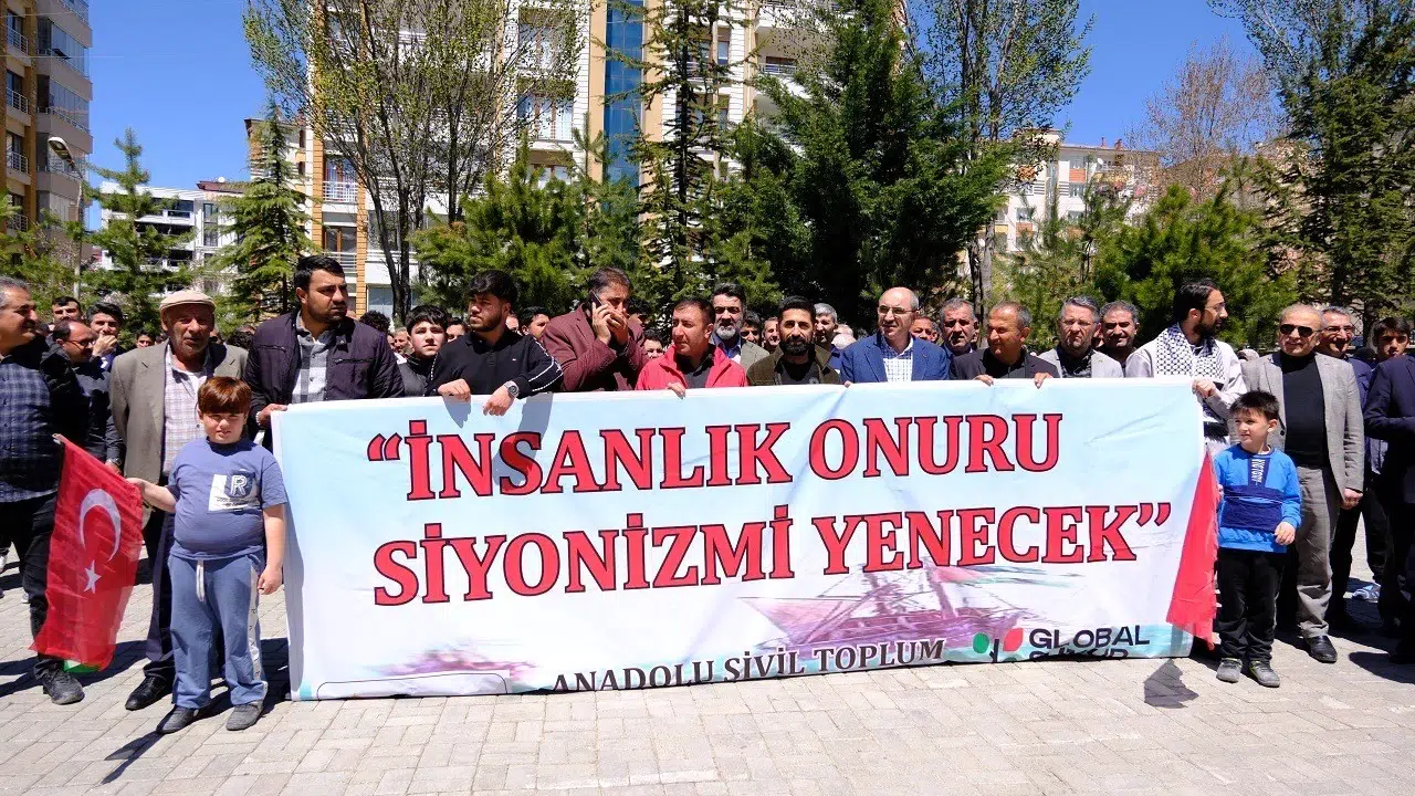 Van'da vicdan nöbeti: Sumud Filosu'na yapılan saldırı sert tepkiyle karşılandı