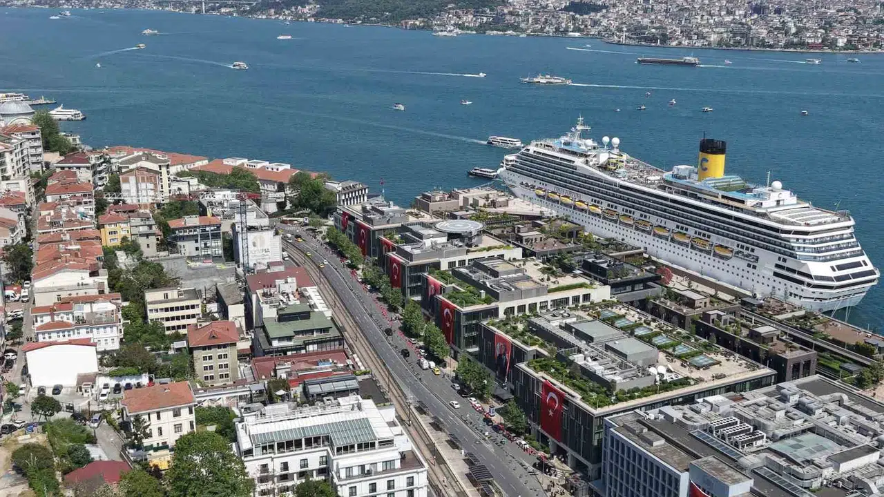 İstanbul’un kalbinde bayram şöleni: Beyoğlu’nun tarihi dokusu al bayrakla buluştu
