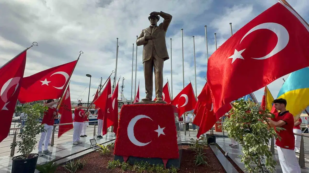Marmaris’te bayram sabahı: 19 Mayıs coşkusu Atatürk Meydanı’nda başladı