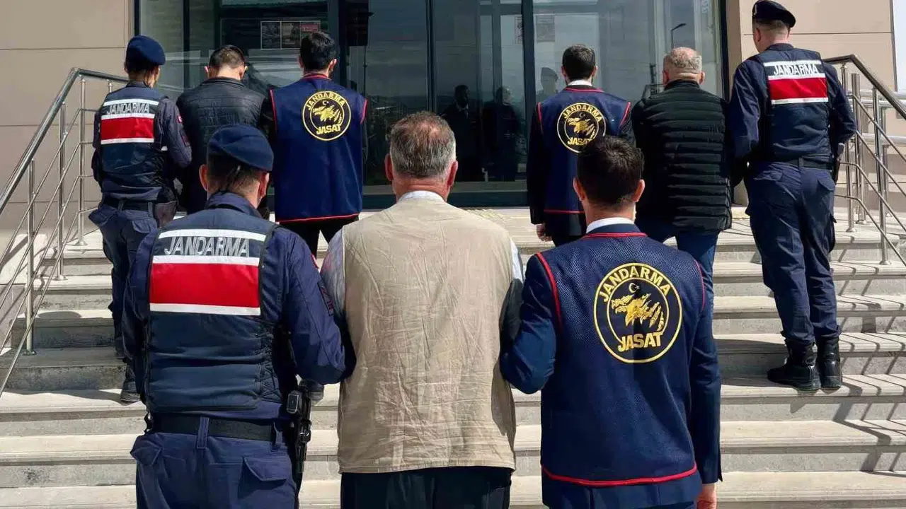 Kırıkkale jandarmasından kaçamadılar: 8 yıl 9 ay hapis cezası olan 3 kişi yakayı ele verdi