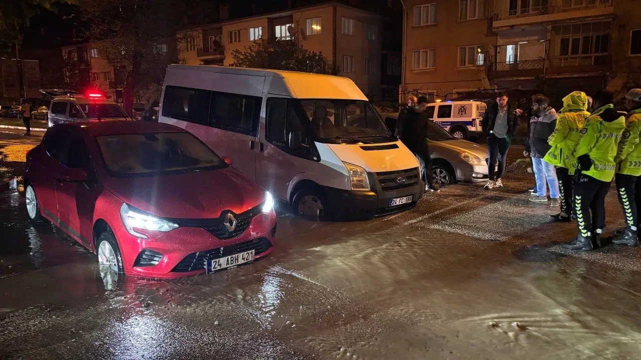 Erzincan’da ihmal zinciri: Altyapı çalışması bitmeyen yol yağmurla birlikte çöktü