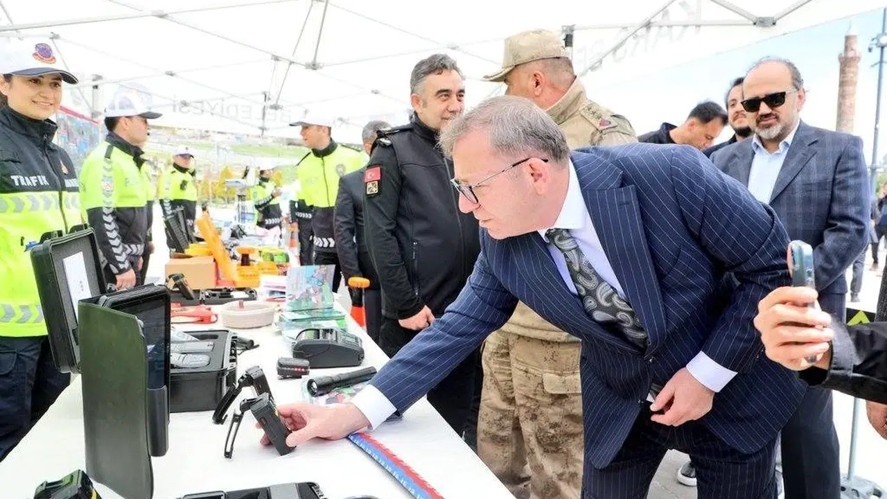 Kars’ta trafik bilinci küçük yaşta aşılanıyor: Vali Polat miniklerle sahaya indi