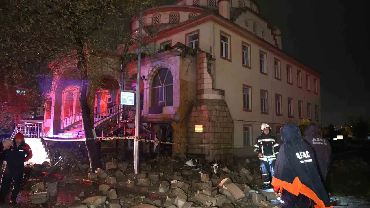 Elazığ'da korku dolu anlar: Yıldırım isabet eden caminin minaresi yerle bir oldu