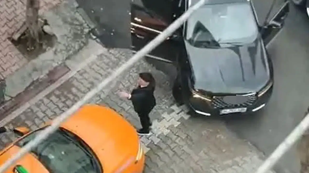 Düğün konvoyunda magandalık: Ters yöne girmeye çalışan grup taksiciye dehşeti yaşattı