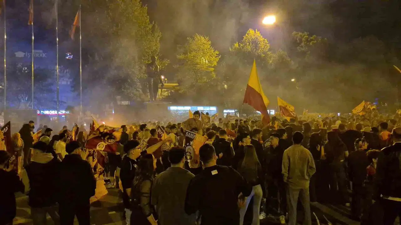 Düzce’de şampiyonluk coşkusu: Sarı-kırmızılı taraftarlar meydanlara indi