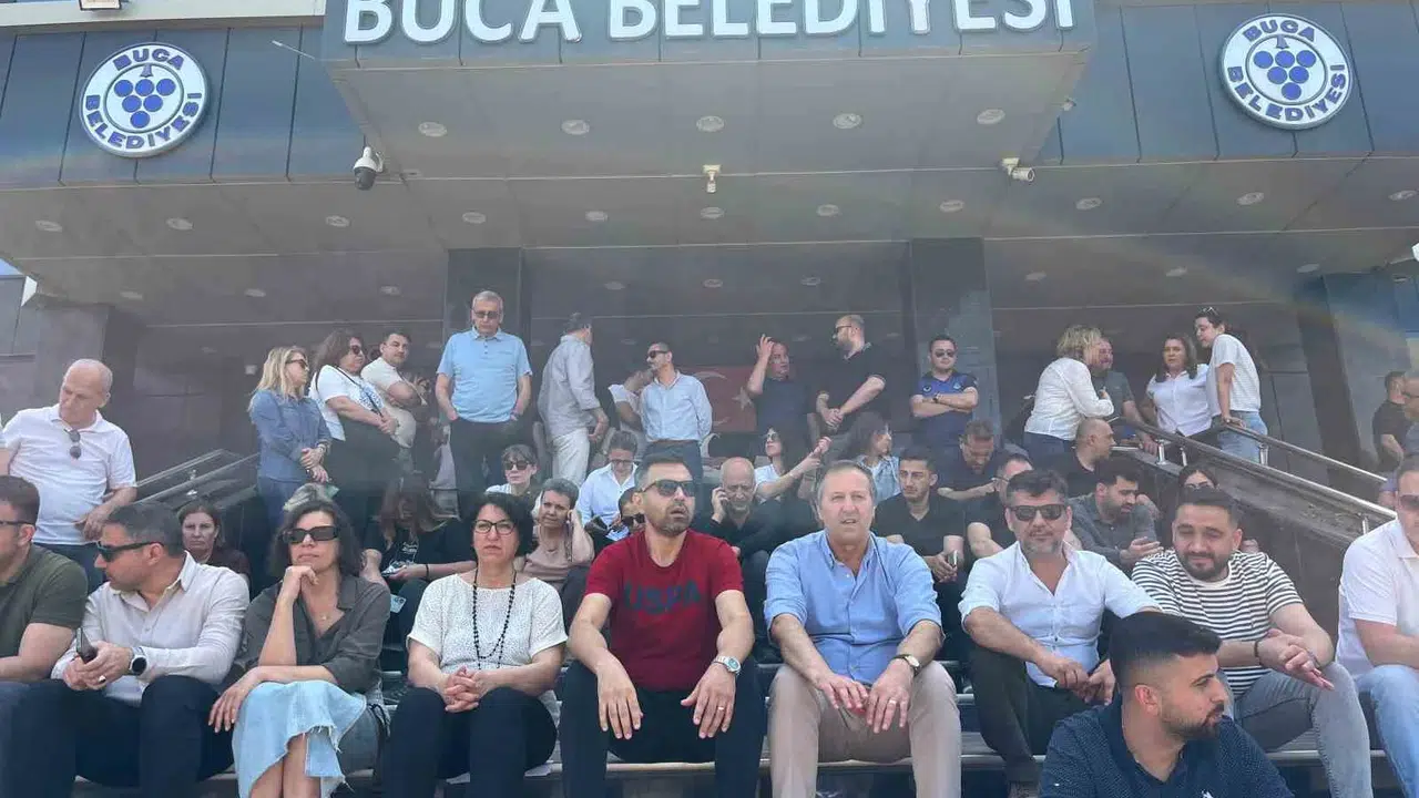 İzmir’de belediye emekçilerinin sabrı taştı: CHP lideri Özel’e  imza namustur  mesajı