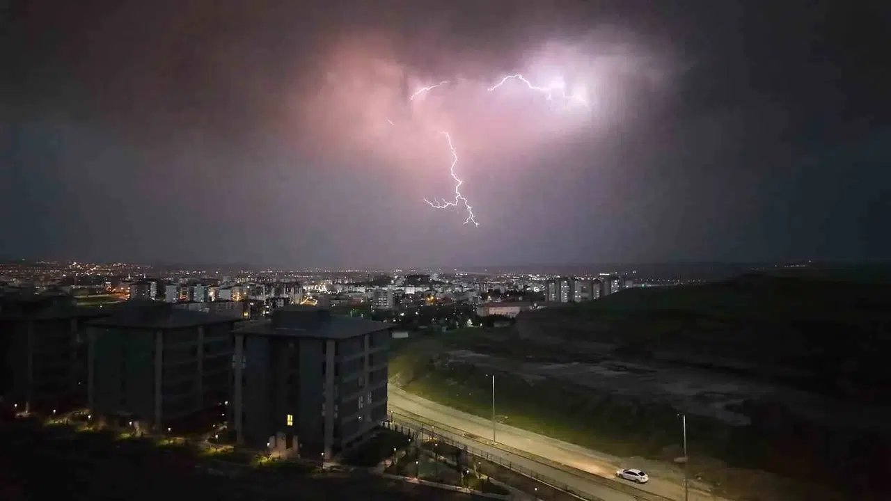 Batman semalarında görsel şölen: Geceyi gündüze çeviren anlar kamerada