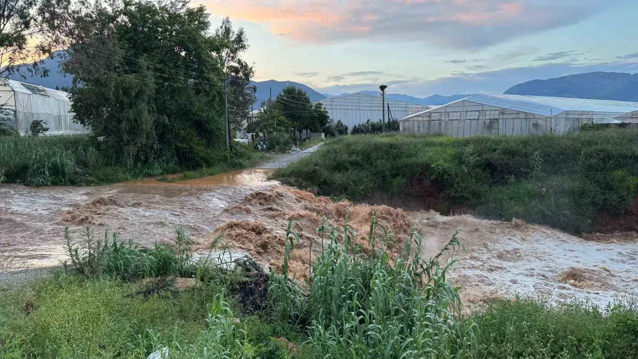 Mersin’de kabus dolu saatler: Sel suları tarım arazilerini yuttu, yollar trafiğe kapandı