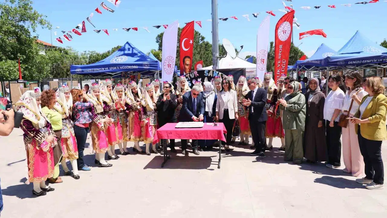 Gençlerin sanatla buluştuğu nokta: Yurtlarda üretilen eserler görücüye çıktı
