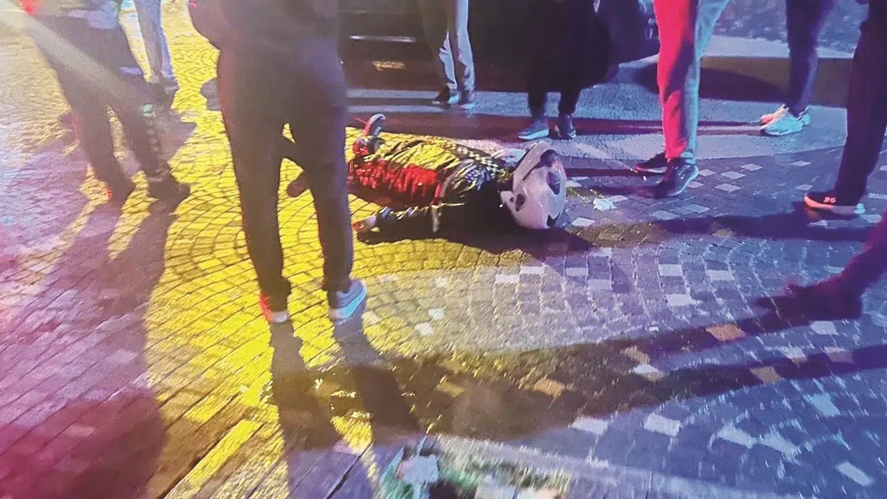 Gazipaşa’da yağmur kabusu: Kurye sürücüsü yola savruldu