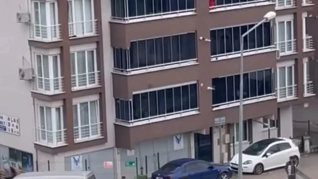 Bursa’da inşaat sahasında dehşet anları: İşçiler sopalarla birbirine girdi