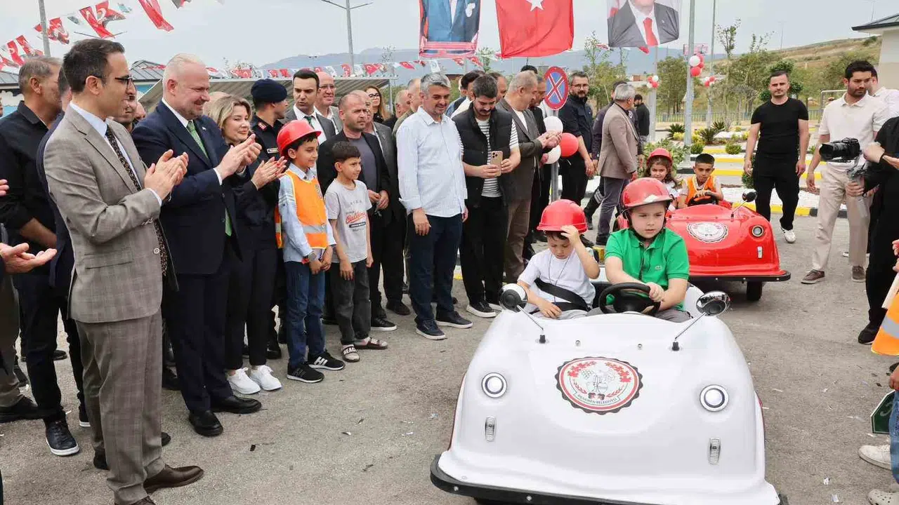 Geleceğin sürücüleri Menemen'de yetişiyor: Trafik bilinci oyunla başlıyor