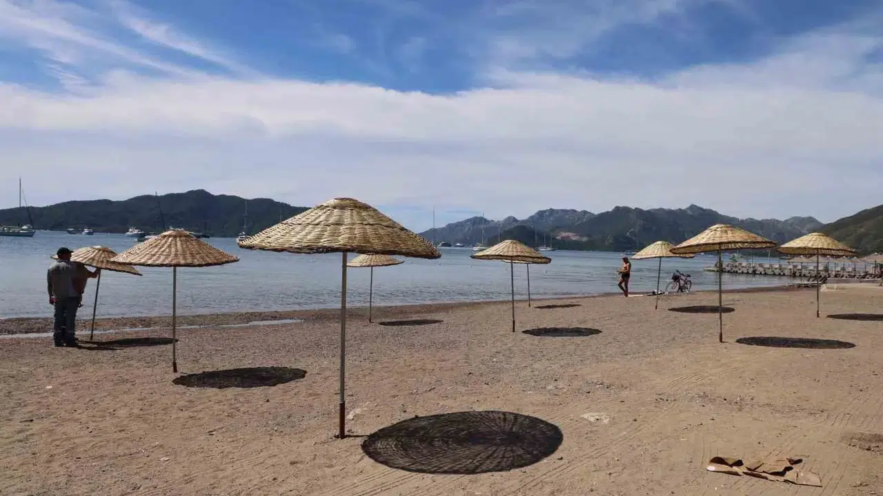 Marmaris’te deniz sezonu için geri sayım başladı: Halk plajlarında hummalı hazırlık
