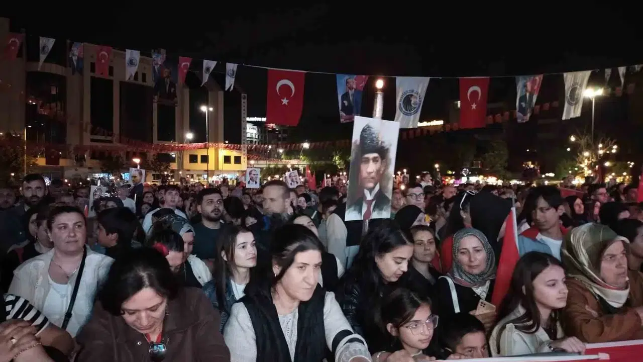 Kartal’da 19 Mayıs ruhu: Binler tek yürek oldu, Mehmet Erdem meydanı coşturdu