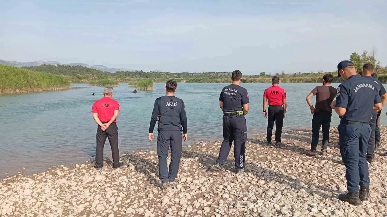 Antalya’da serinlemek isterken kabusu yaşadılar: Aksu Çayı’nda kaybolan genci arama çalışmaları sürüyor