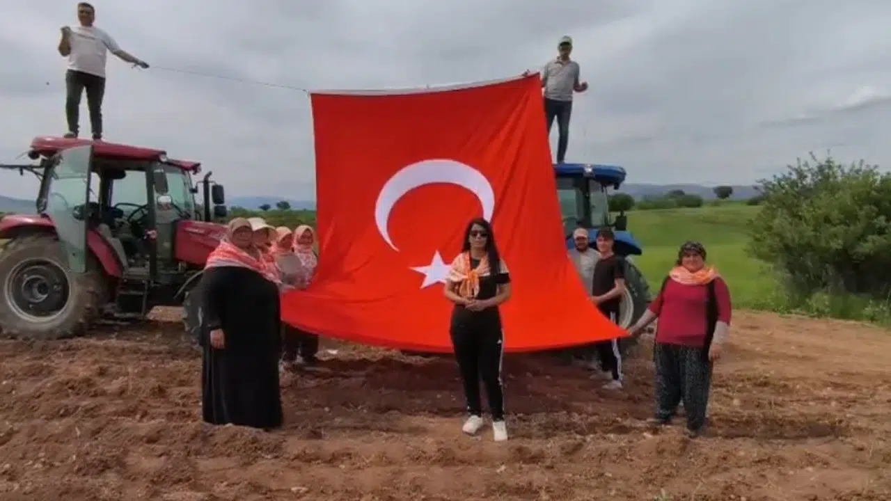 Tarlada 19 Mayıs coşkusu: Traktörün üzerinden bayrak açtılar