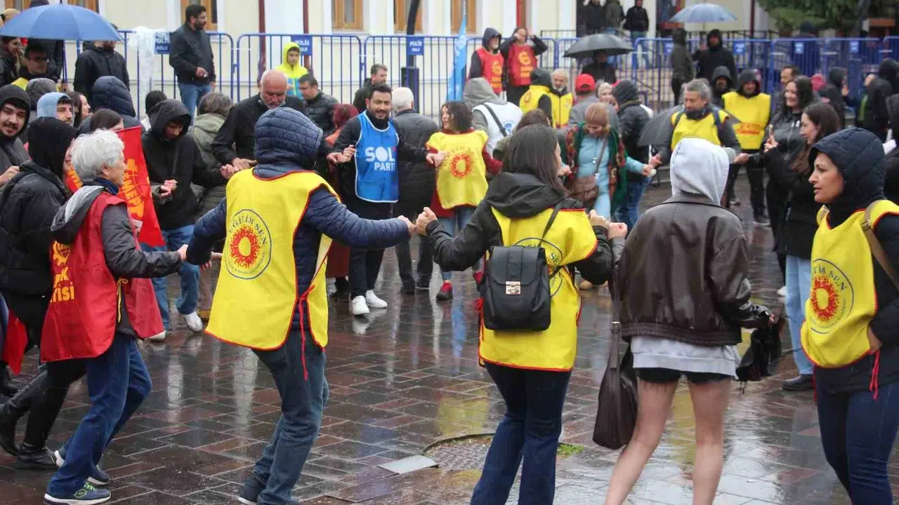 Bolu'da sağanak bereketi: 1 Mayıs coşkusu yağmura rağmen dinmedi