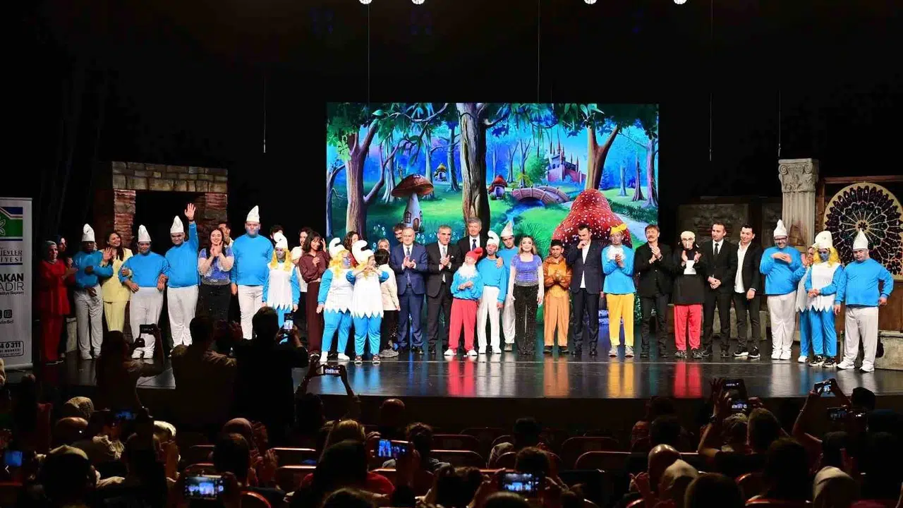 Sahne ışıkları onlar için yandı: Engelsiz Sanat Akademisi öğrencileri Şirinler ile büyüledi