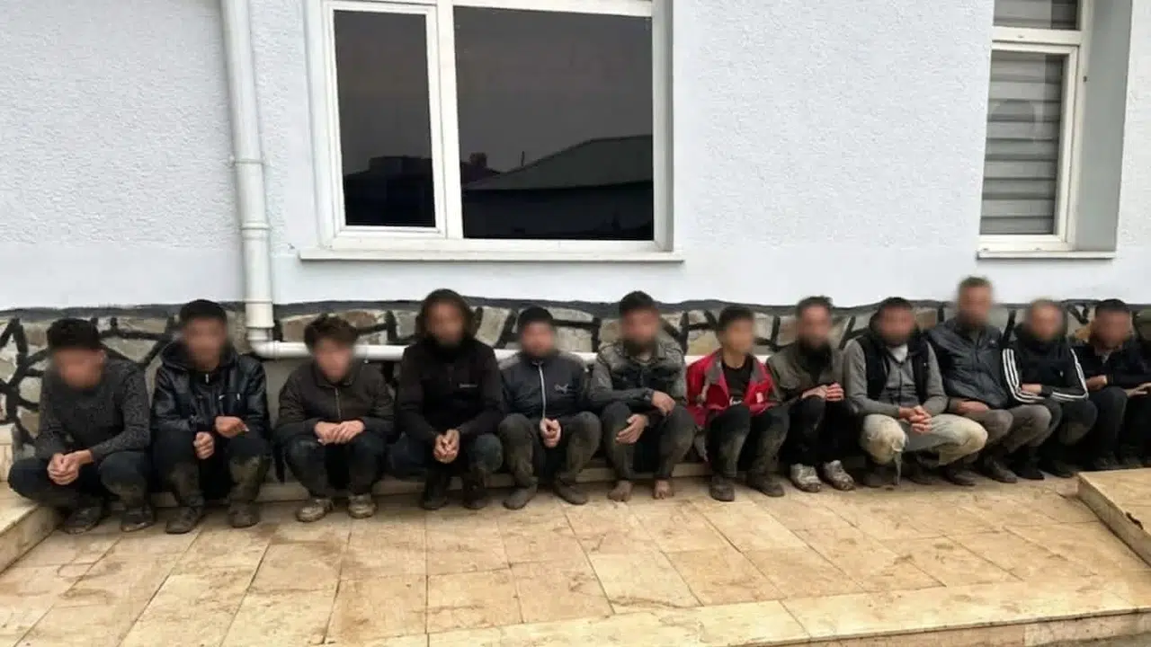 Yayladağı sınırında kaçak geçişe teknolojik takip: Havadan tespit edilen gruba jandarma baskını