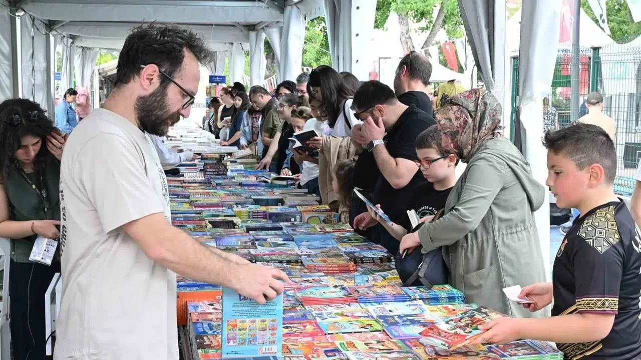 Manisa’da edebiyat rüzgarı: Okurlar sevdikleri yazarlarla buluştu