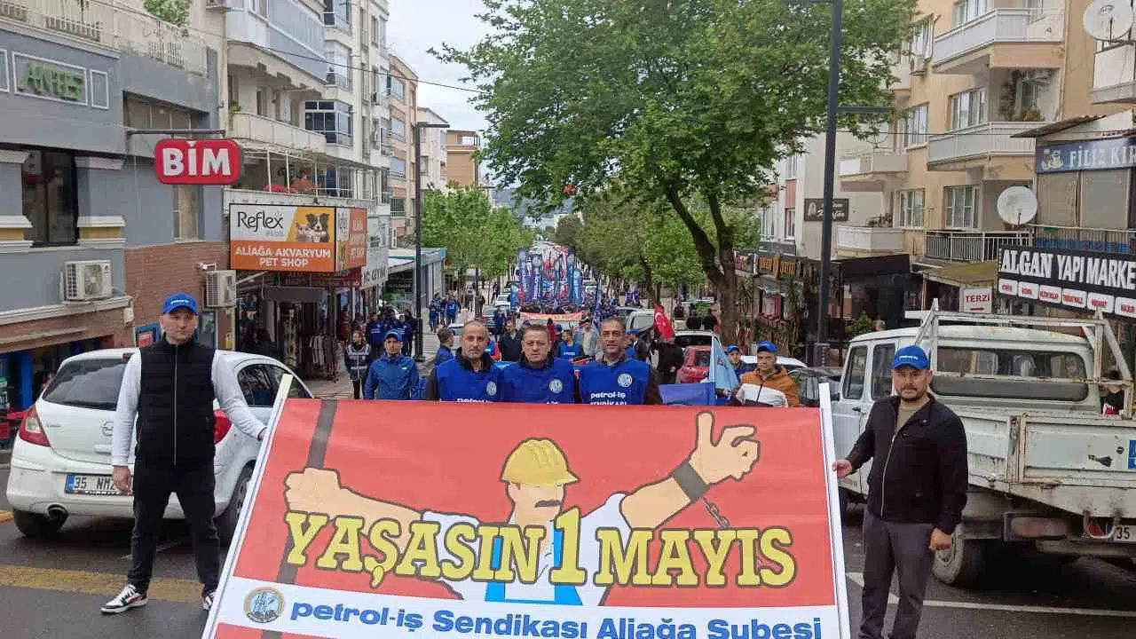 Aliağa’da sağanak yağış işçiyi durduramadı: Meydanlar emek ve adalet sloganlarıyla yankılandı