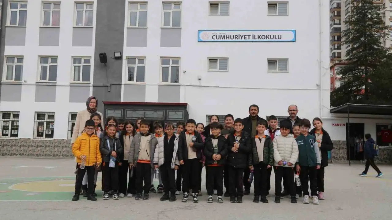 Sahne ışıkları söndü, perde çocuklar için açıldı: 379 öğrenciye özel sinema keyfi
